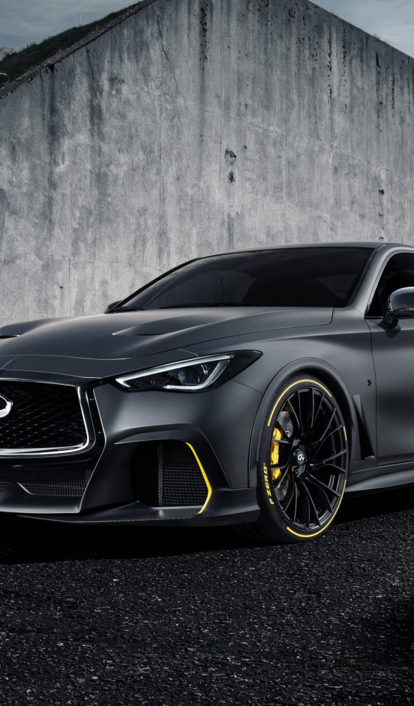 Черный Infiniti Project Black S, 2018 года на фоне стены