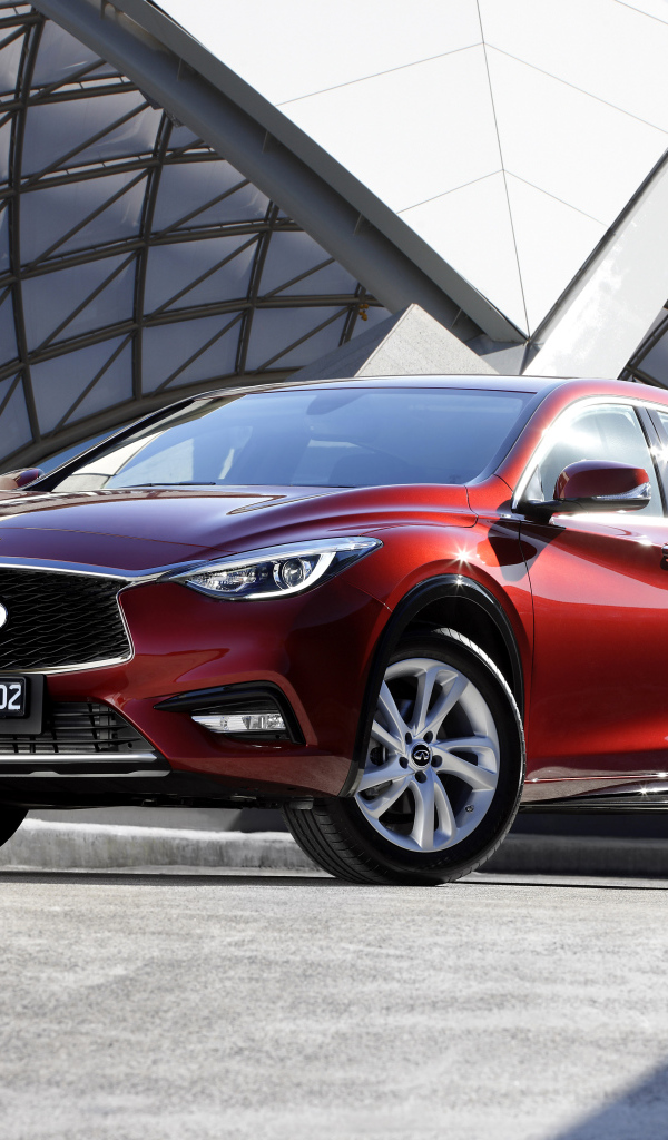 Красный блестящий автомобиль Infiniti Q30