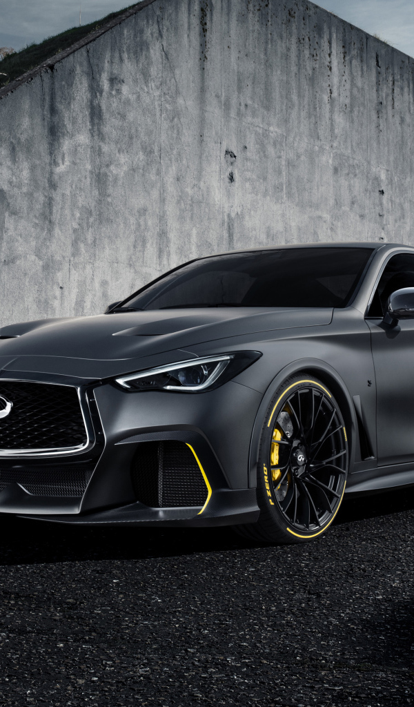 Серебристый автомобиль Infiniti Project Black S у стены