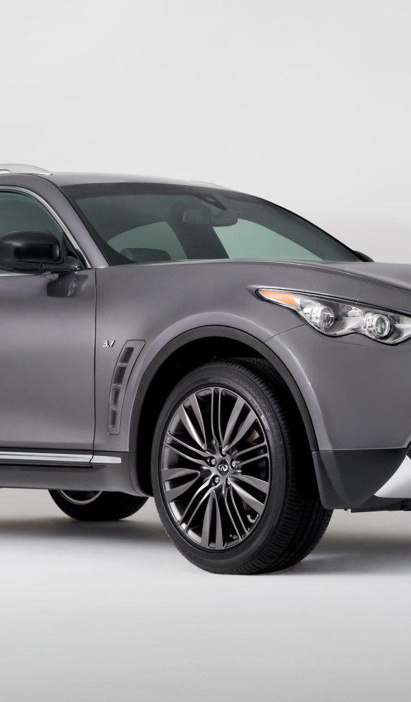Серебристый автомобиль Infiniti QX70 на сером фоне