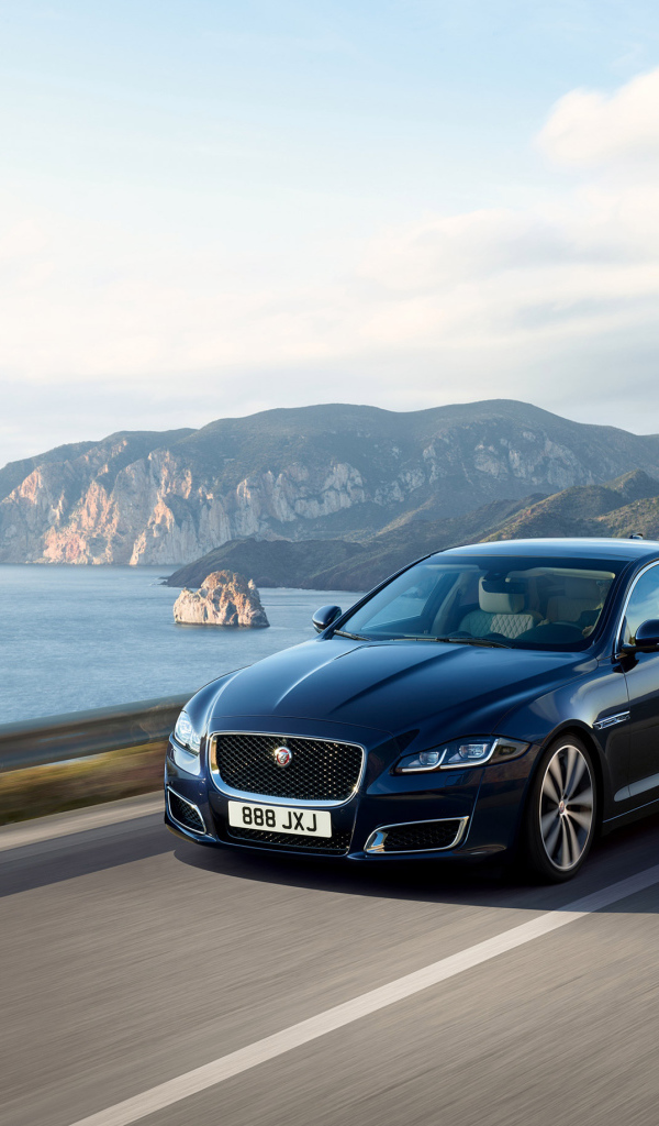 Черный автомобиль Jaguar XJ50, 2018 года на трассе