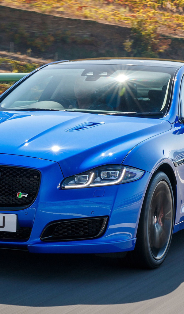 Синий автомобиль Jaguar XJR575, 2017 года