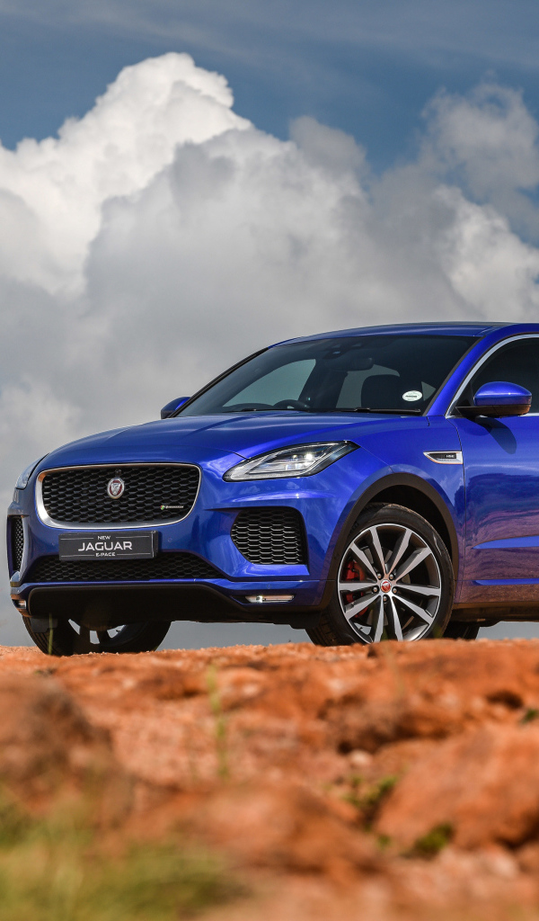 Синий стильный автомобиль Jaguar E Pace P300 AWD R, 2018