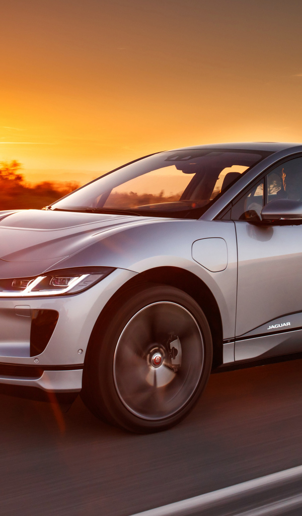 Автомобиль Jaguar I-Pace EV400 AWD S, 2018 на фоне заката