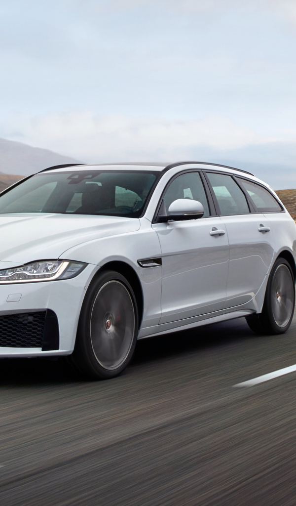 Автомобиль Jaguar XF S Sportbrake, 2017 года на трассе