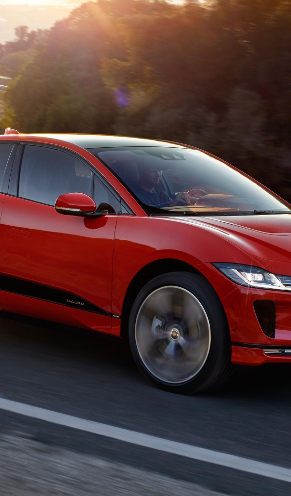 Красный автомобиль Jaguar I-Pace 2019 года на трассе 