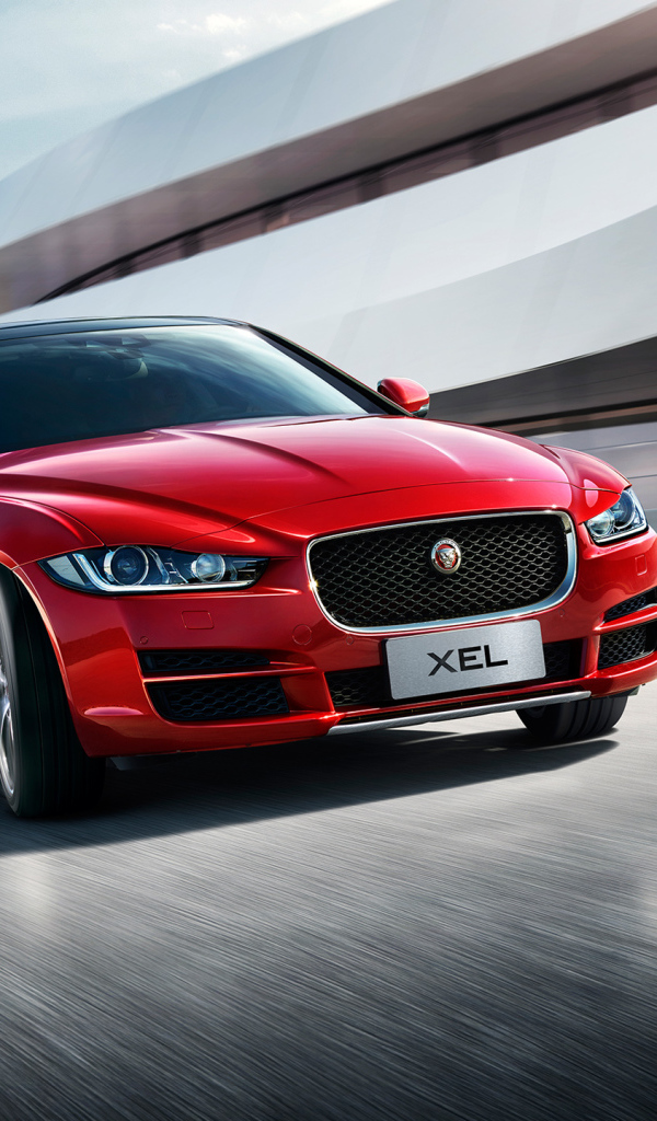 Красный автомобиль Jaguar XEL, 2018 на трассе