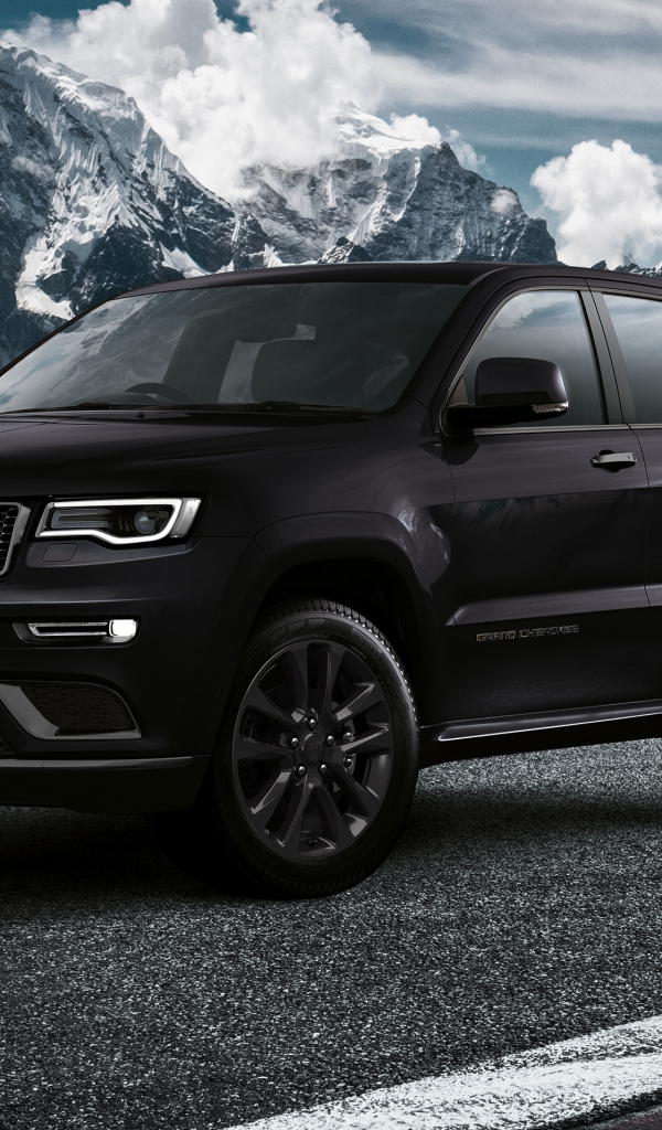Черный Jeep Grand Cherokee S, 2019 на фоне заснеженных гор