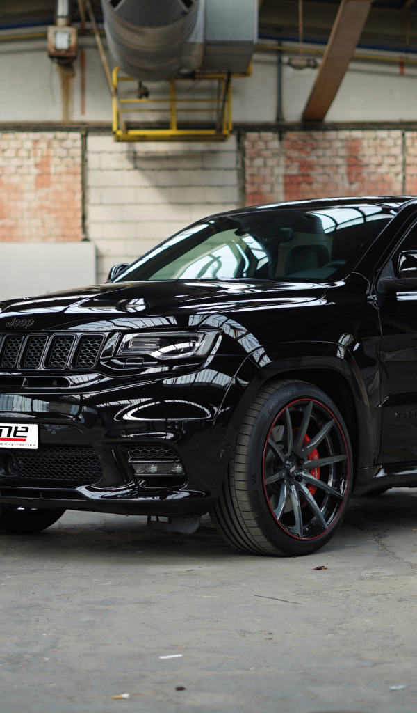 Черный автомобиль GME Jeep Grand Cherokee SRT 2018