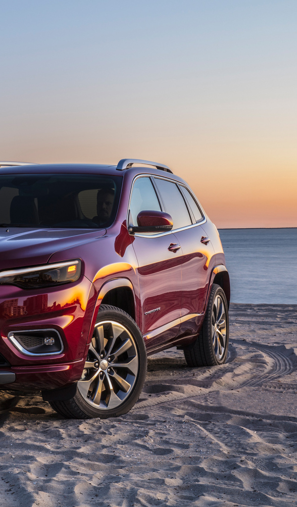 Бордовый внедорожник Jeep Cherokee Overland, 2018 на пляже