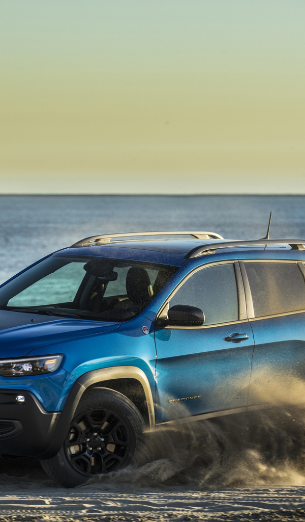Внедорожник Jeep Cherokee Trailhawk, 2019 дрифт на песке
