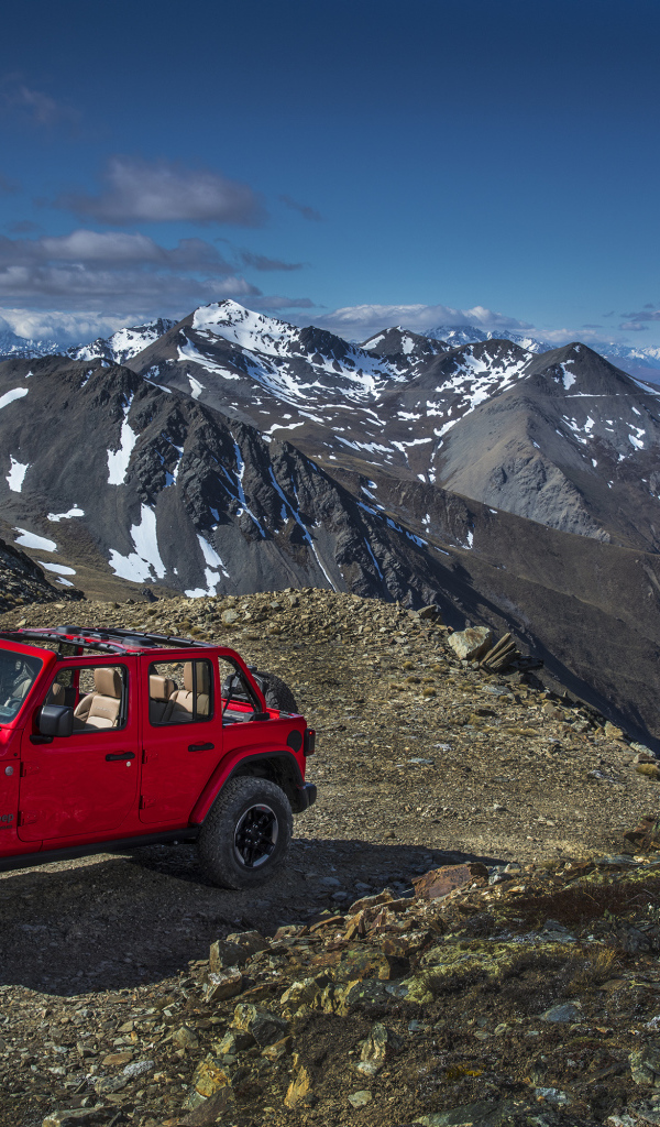 Красный Jeep Wrangler в горах