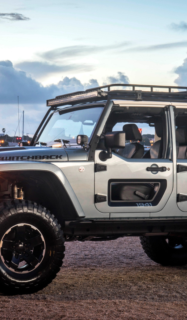 Серебристый Jeep Switchback на берегу