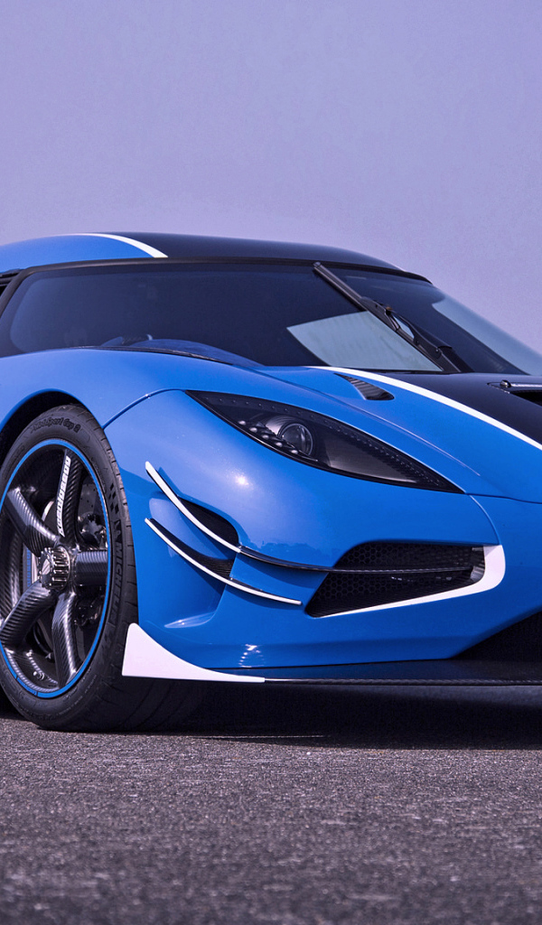 Синий спортивный автомобиль Koenigsegg Agera RSN 2018 года