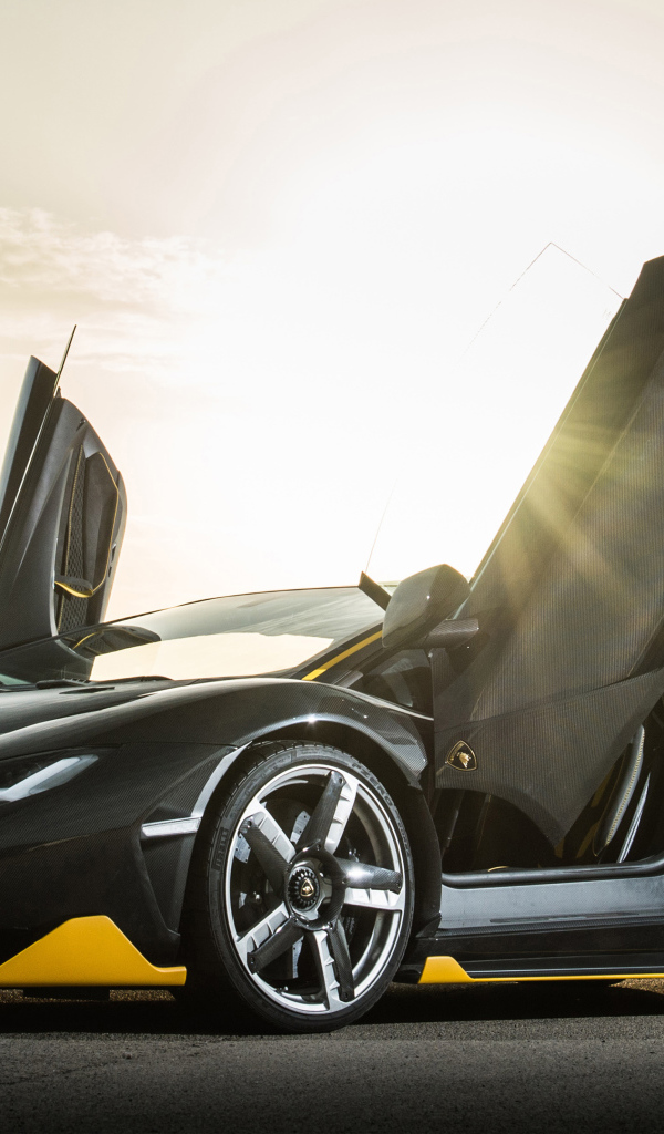 Спортивный автомобиль Lamborghini Centenario, 2019 года с открытыми дверями