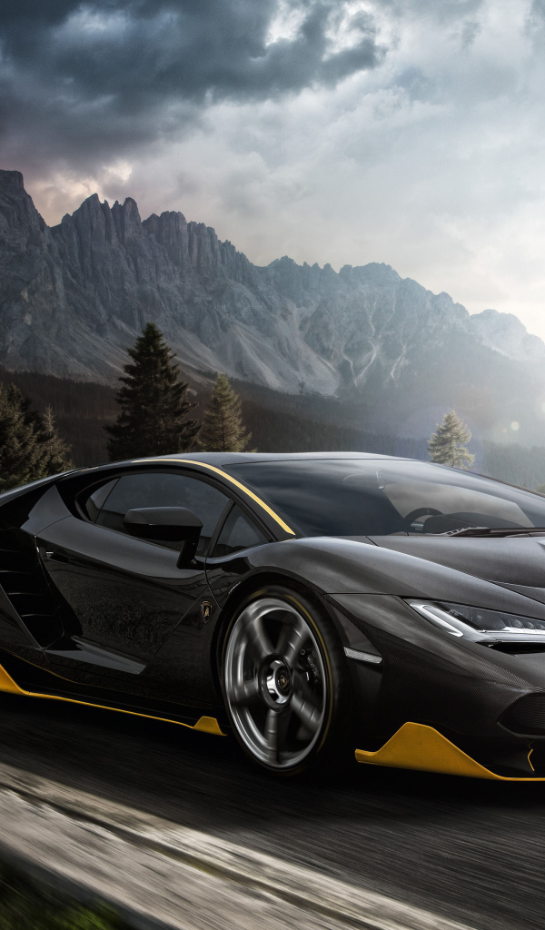 Черный спортивный автомобиль Lamborghini Centenario, 2018 года на трассе