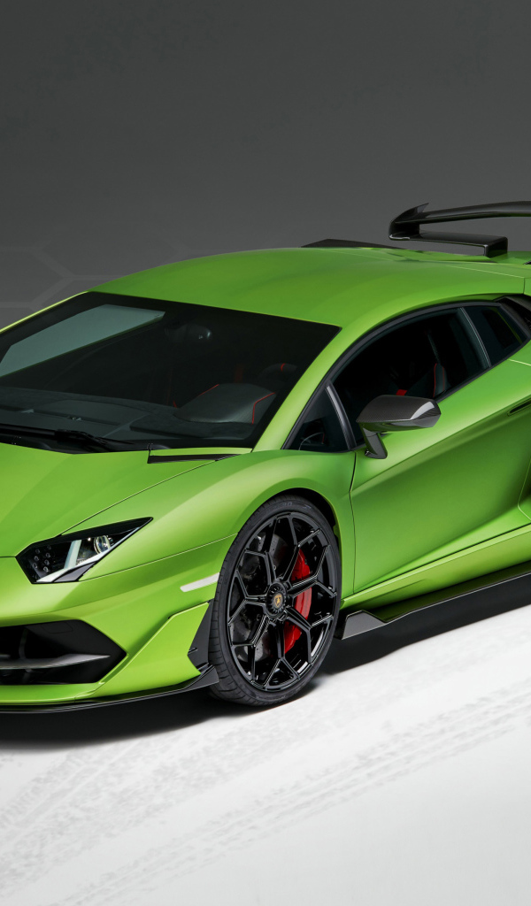 Зеленый автомобиль Lamborghini Aventador SVJ, 2019 года на сером фоне