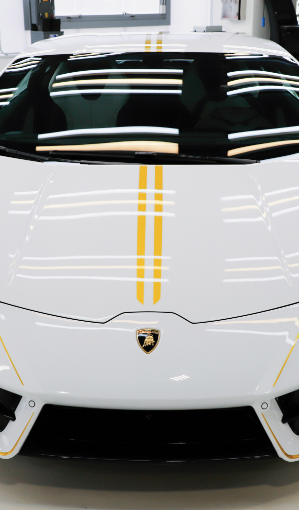 Спортивный автомобиль Lamborghini Huracan,  вид спереди