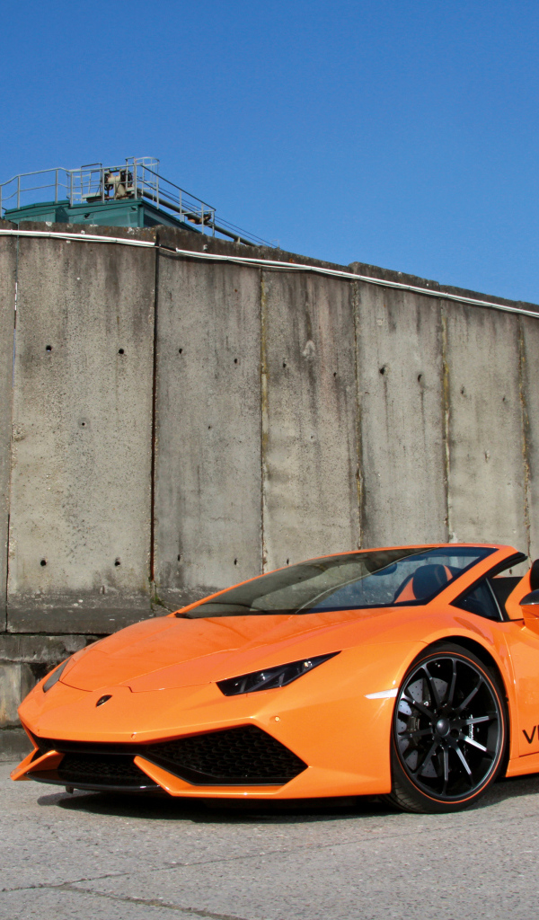 Оранжевый автомобиль Lamborghini Huracan