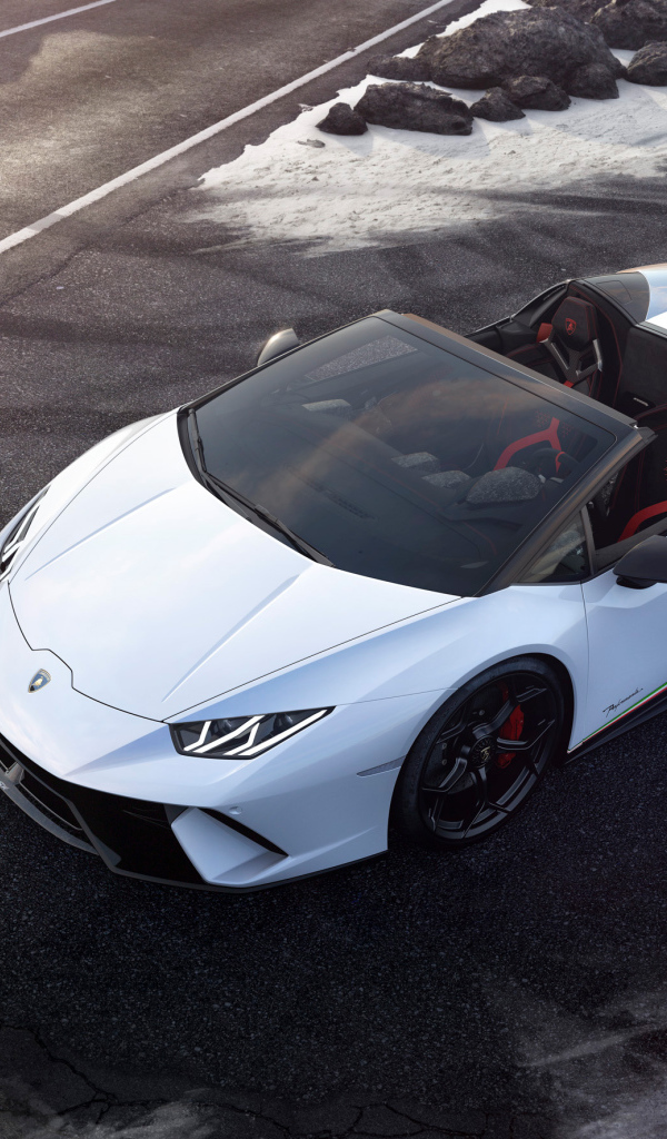 Быстрый белый кабриолет Lamborghini Huracan