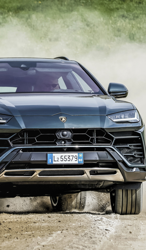 Внедорожник Lamborghini Urus 2018  года на дороге в пыли