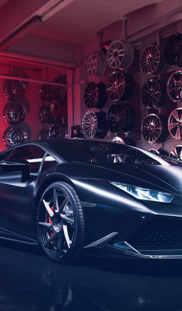 Серебристый быстрый автомобиль Lamborghini Huracan в гараже