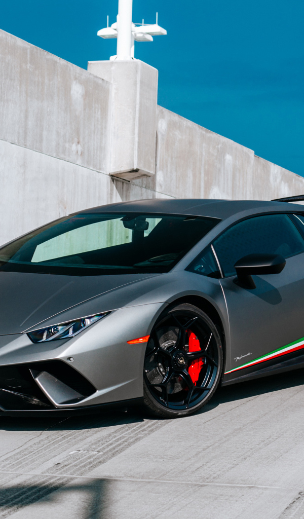 Серебристый спортивный автомобиль Lamborghini Huracan