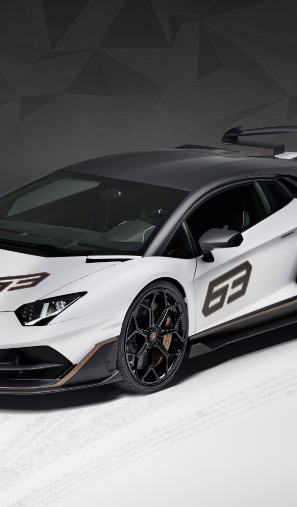 Спортивный автомобиль Lamborghini Aventador SVJ 63, 2018 на сером фоне