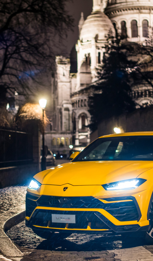 Желтый внедорожник Lamborghini Urus на ночной улице