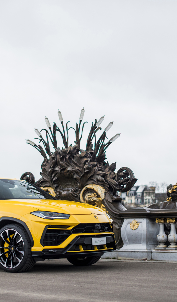 Желтый внедорожник Lamborghini Urus на мосту