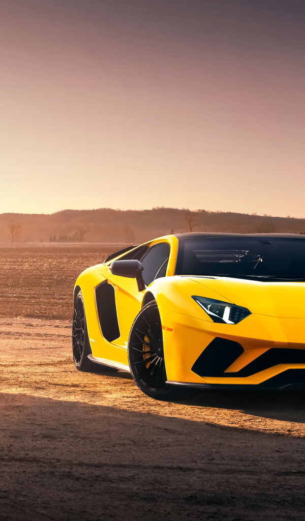 Желтый спортивный автомобиль Lamborghini Aventador S в лучах солнца