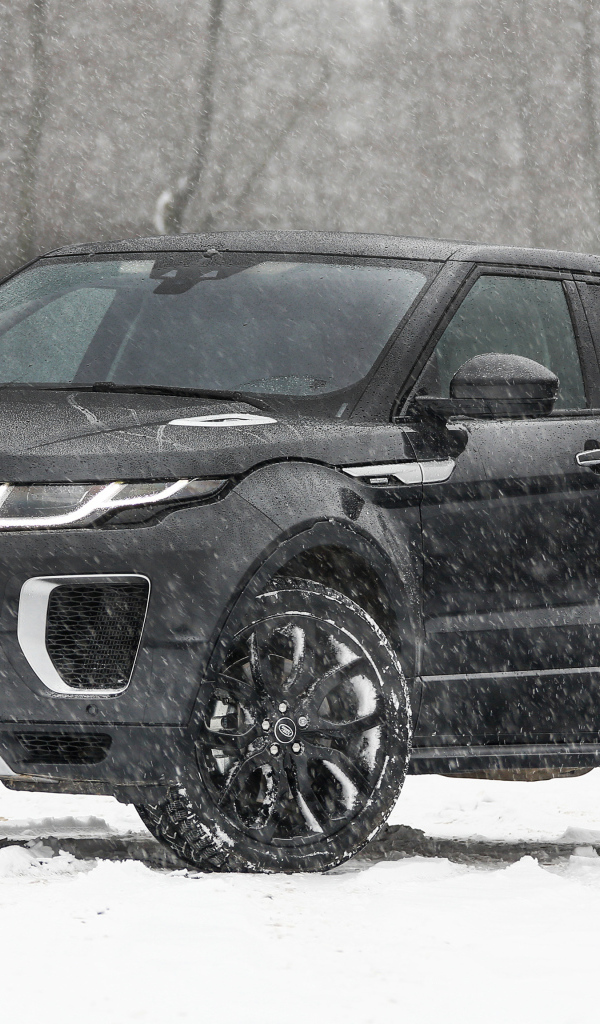 Черный внедорожник Range Rover Evoque Autobiography Si4 на заснеженной дороге