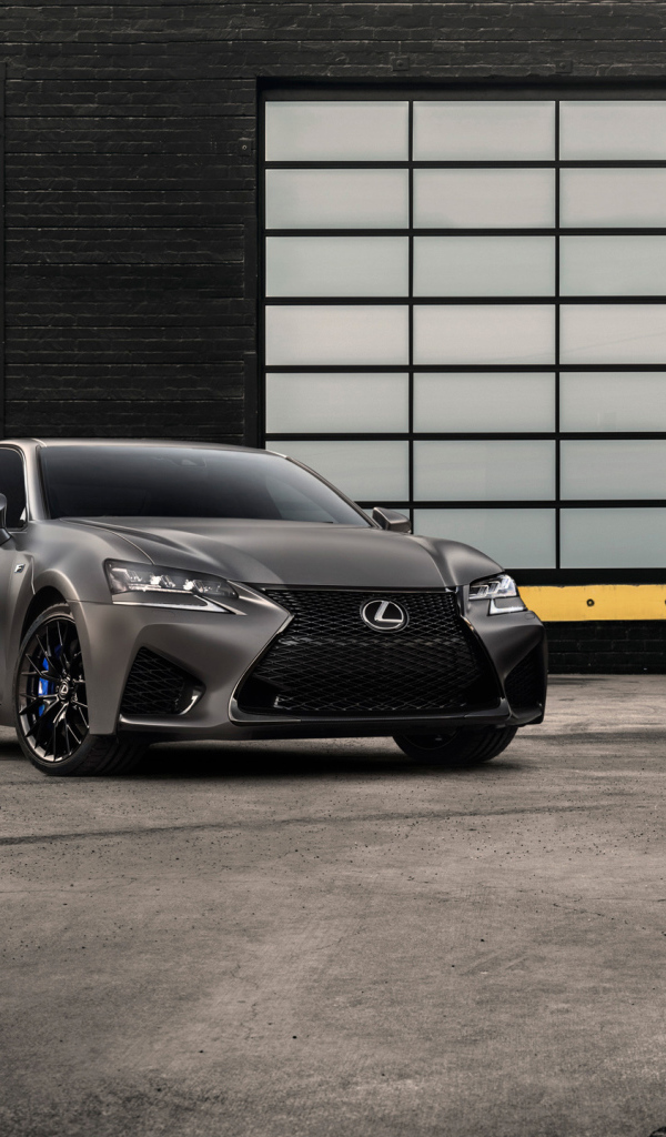 Новый серебристый автомобиль Lexus GS F, 2018