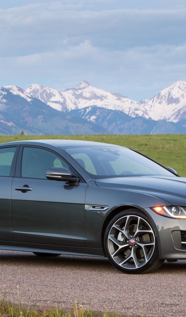 Серебристый автомобиль Jaguar Xe 2019