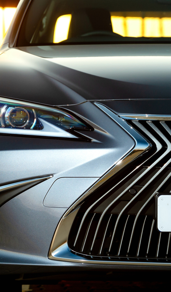 Серебристый Lexus ES 250 2018 года, фара