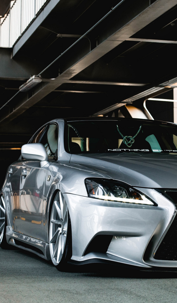 Серебристый автомобиль Lexus IS в тоннеле 