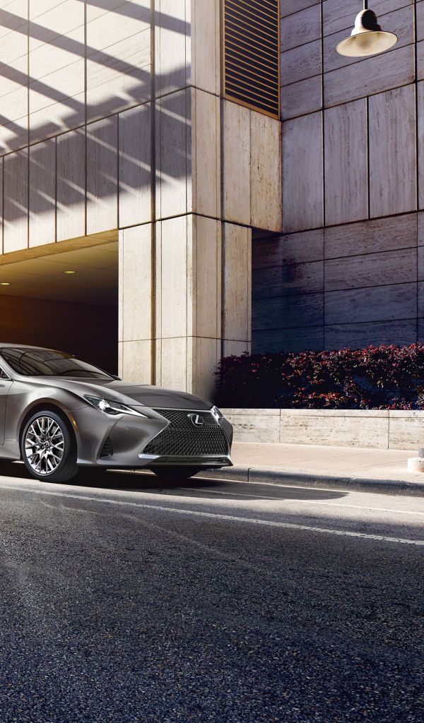 Серебристый автомобиль Lexus RC 300, 2019 года у здания