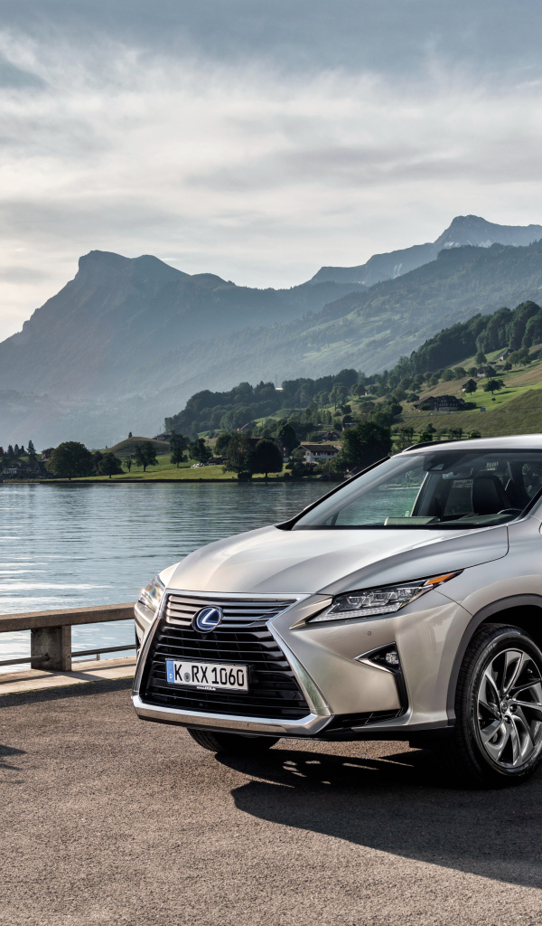 Серебристый автомобиль  Lexus RX на фоне воды