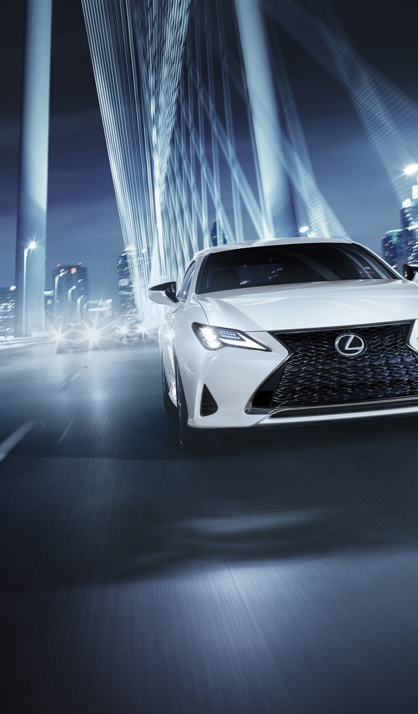 Белый автомобиль Lexus RC 350 F, 2019 года на трассе
