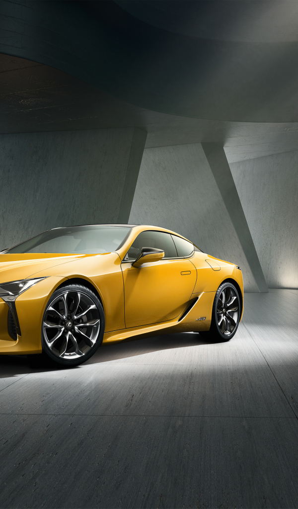Желтый автомобиль Lexus LC 500 в сером здании