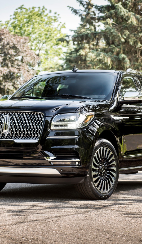 Черный стильный внедорожник Lincoln Navigator L, 2018
