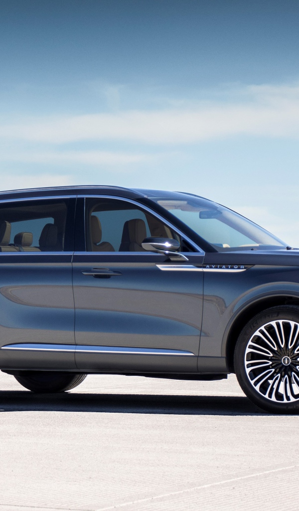 Серебристый внедорожник Lincoln Aviator, 2019