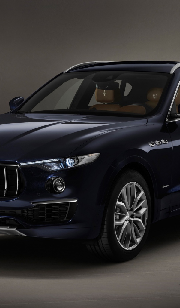 Автомобиль Maserati Levante  2018 года на сером фоне