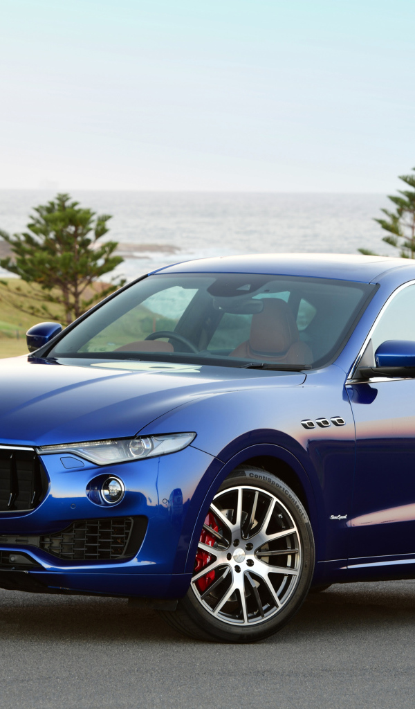 Синий автомобиль Maserati Levante на фоне океана 
