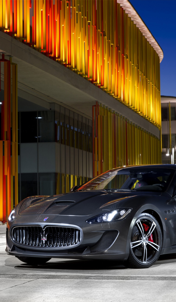 Серебристый автомобиль  Maserati GranTurismo