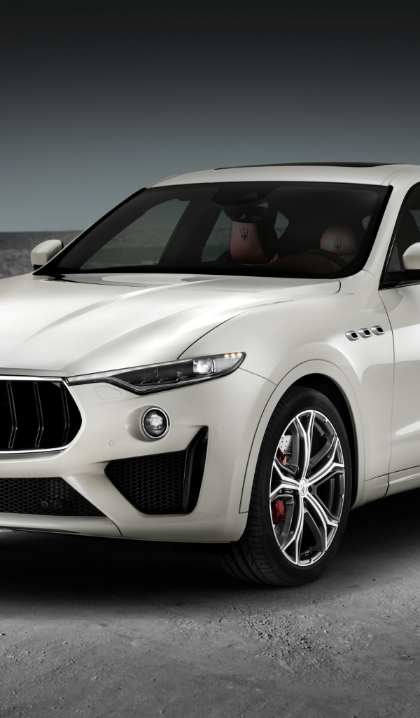 Белый автомобиль  Maserati Levante GTS