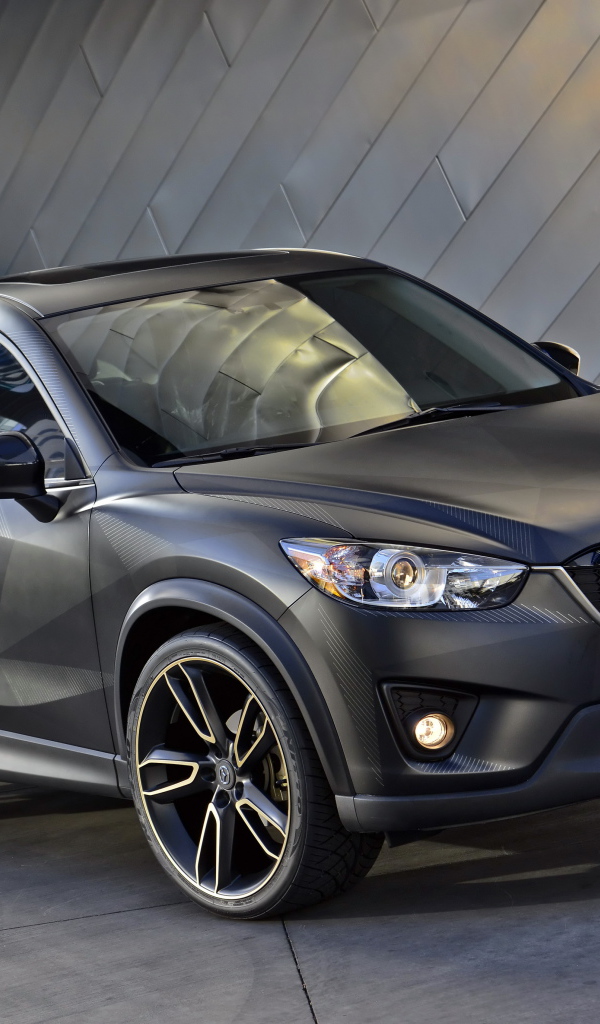 Стильный серебристый внедорожник Mazda CX-5