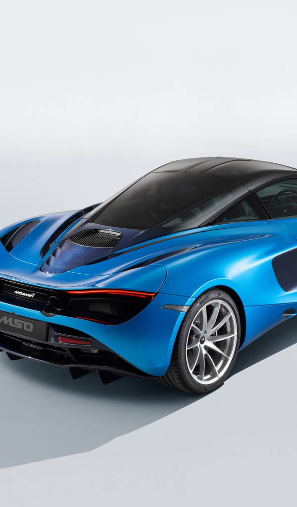 Голубой быстрый автомобиль McLaren 720S, 2018 года вид сзади
