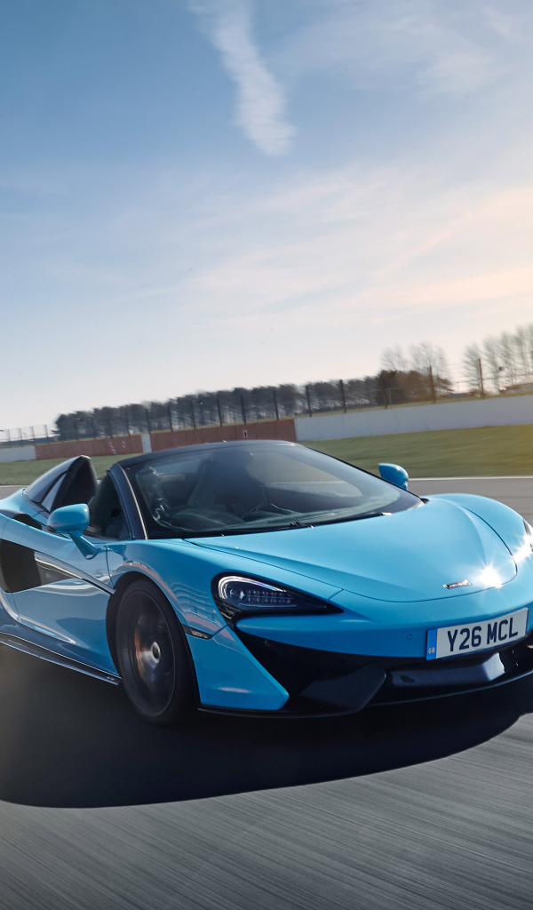 Голубой спортивный автомобиль McLaren 570S, 2018 года на трассе