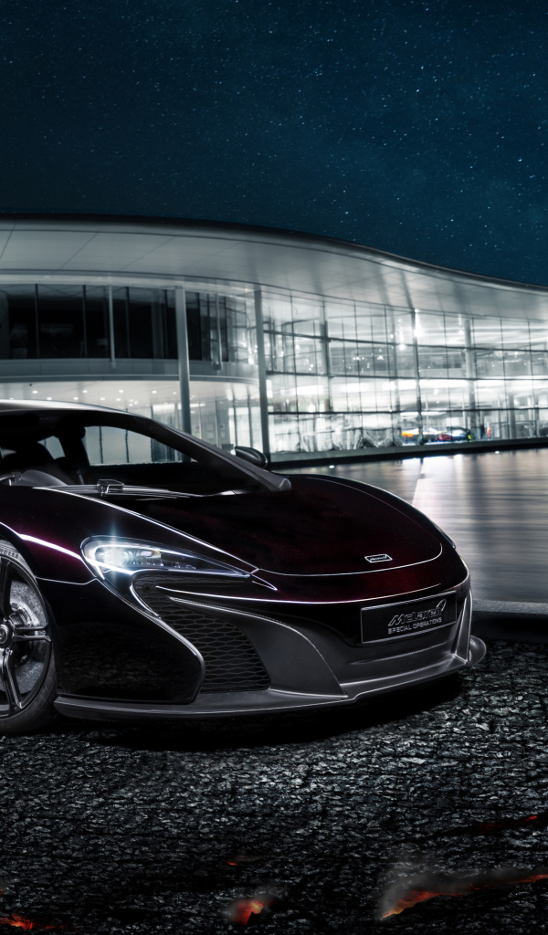 Автомобиль McLaren MSO 650S на фоне стеклянного автосалона